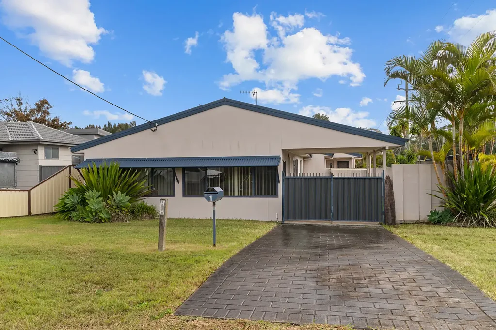 Coastal Living in Popular Location