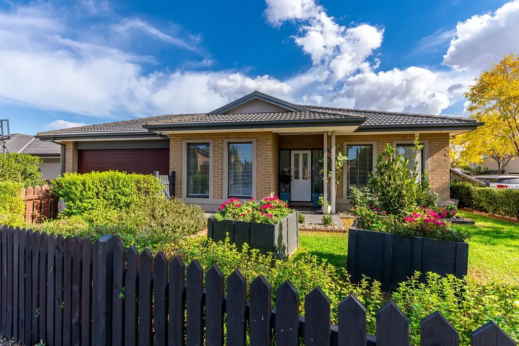 Werribee 5房 转角地块613㎡ 精心翻新 单层无障碍 五卧两主套 双层户外 双车道 潜力无限 Rare 5 Bed + Enclosed Study or 6th Bedroom with Dual Master Suites & Caravan/Boat Access