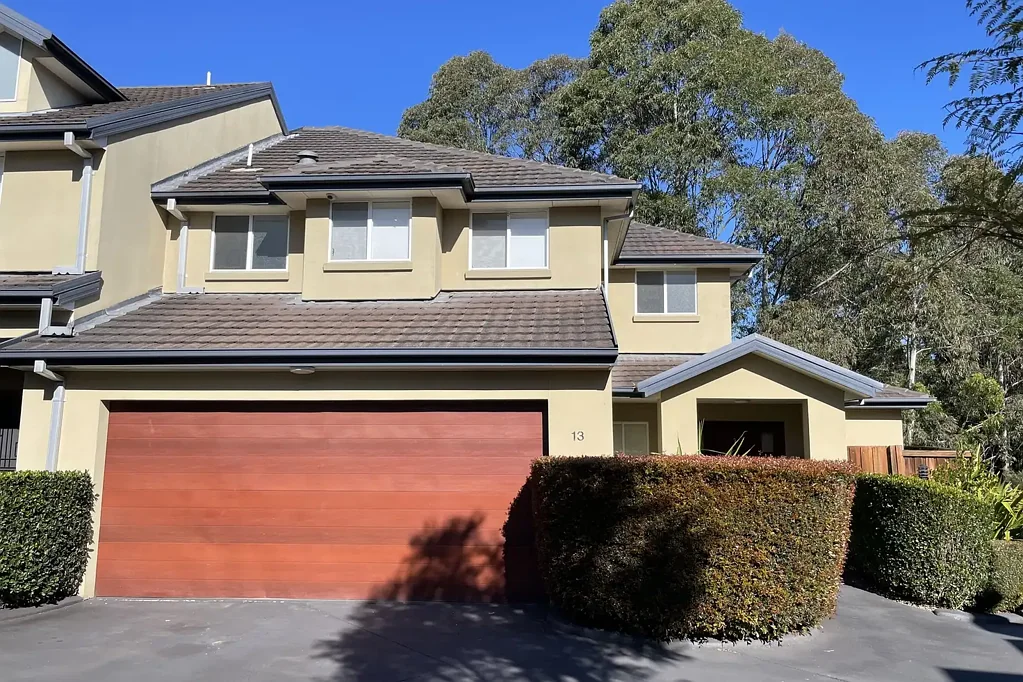 IMPRESSIVE 4 BEDROOM TOWNHOUSE IN CASTLE HILL NEAR HERITAGE PARK