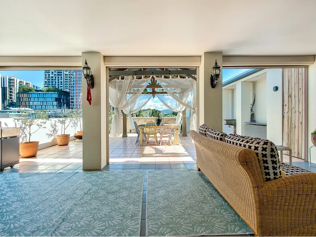 South Brisbane 3Zimmer “HOUSE-LIKE” 200M2 PENTHOUSE IN THE HEART OF WEST END