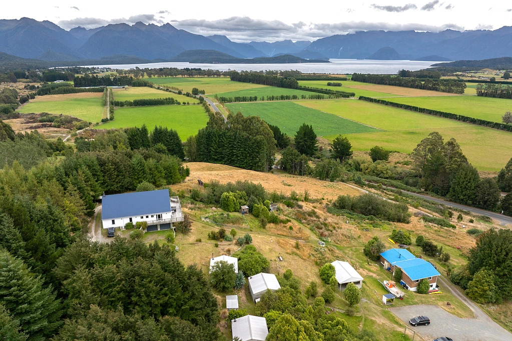 Manapouri Amazing Lake Views, Two Houses, Six Cabins