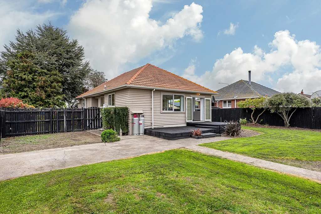 Woolston 3 Bedroom Big Section, Convenient Location, Easy Living!