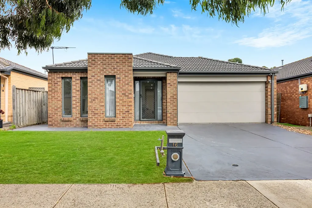 16 Pyrenees Road, Clyde, VIC 3978