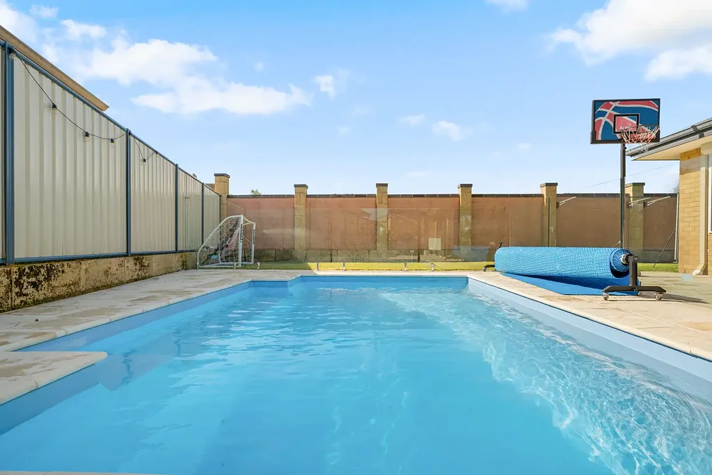 Meadow Springs 4Moenga Clever family living with a private pool retreat.