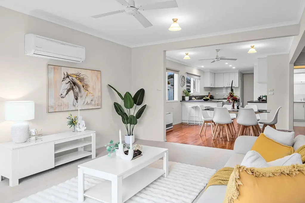 Elliminyt 4 Bedroom Low Maintenance Home In Convenient Location!
