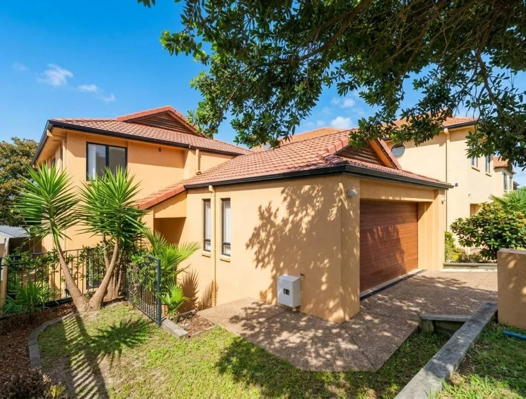Idyllic Coastside Living: Modern, Spacious & S...