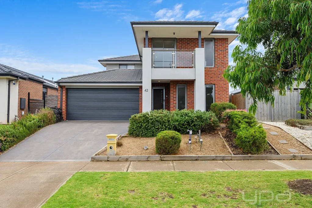Spacious & Stylish Family Home with 4 BEDROOMS Multiple Living Areas & Large Backyard