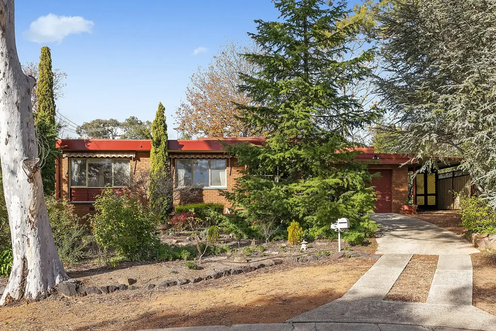 Latham 3房  Privately positioned family home with endless potential on 932sqm