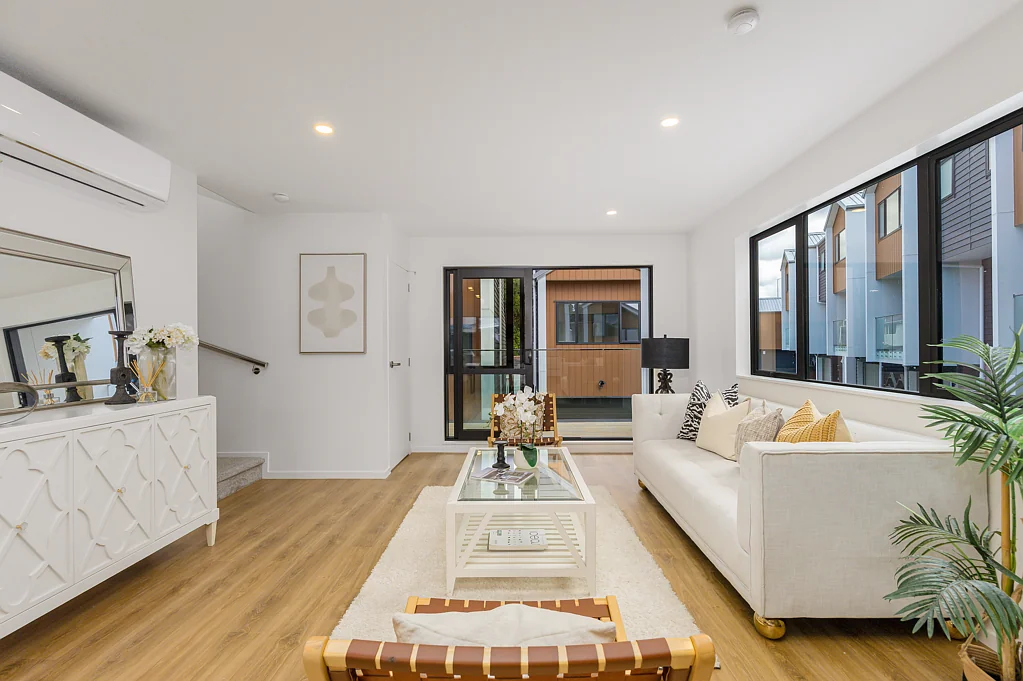 West Harbour 4房  Super Urgent Sale. Corner House.