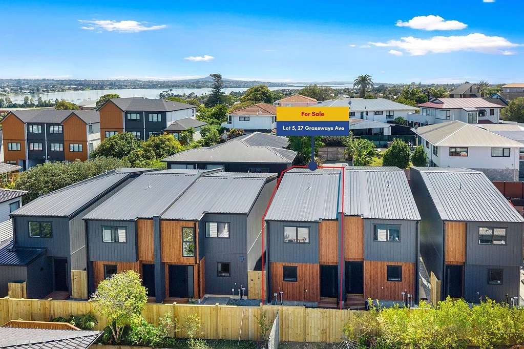 Pakuranga 3 Bedroom Quality Built Freehold Duplex – Move In and Enjoy