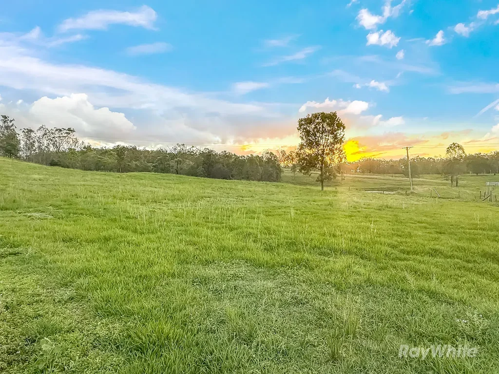 Moolboolaman 4房  "Private Acreage with Granny Flat, Retreat & Sustainable Setup"