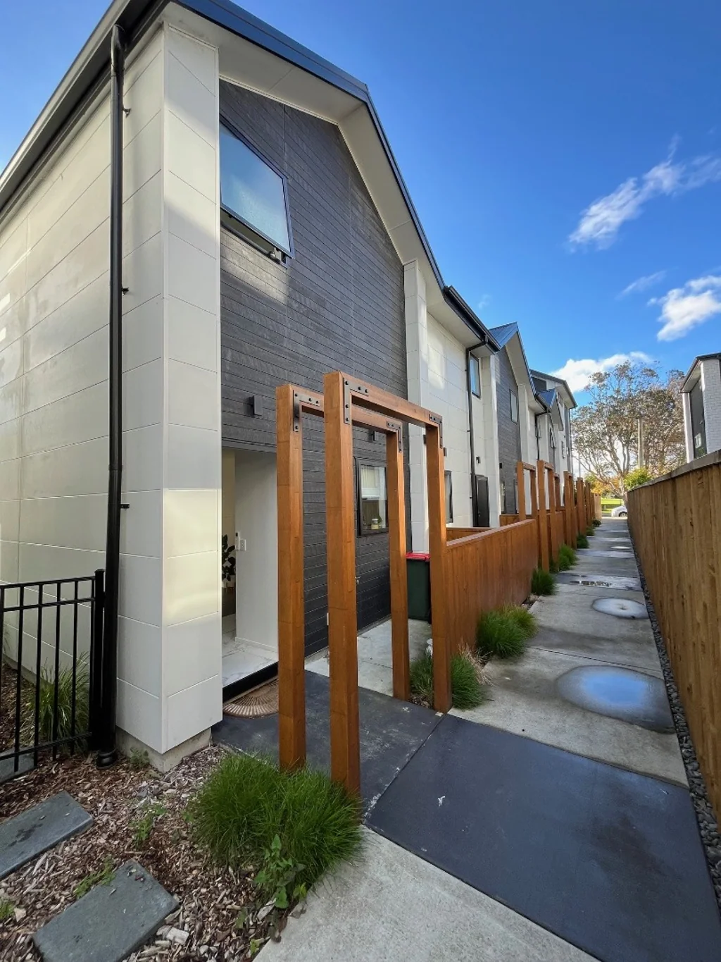Fantastic 1 bedroom townhouse with private backyard area
