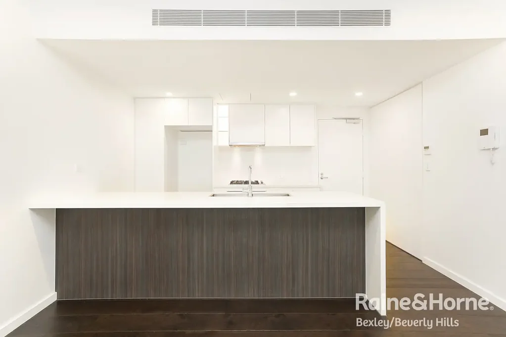 LARGE ONE BEDROOM PLUS STUDY - COURTYARD ENTRY