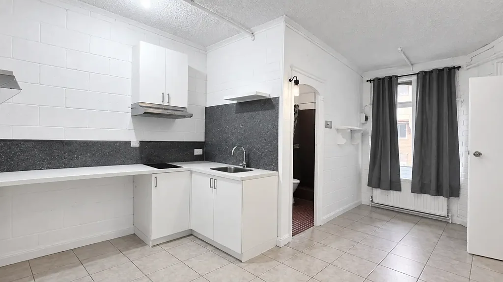 Freshly Painted Studio in Prime Melbourne CBD Location