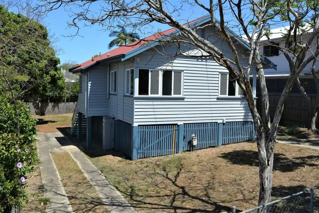 3 BEDROOM HOME WITH HANDY ACCESS TO EVERYTHING !