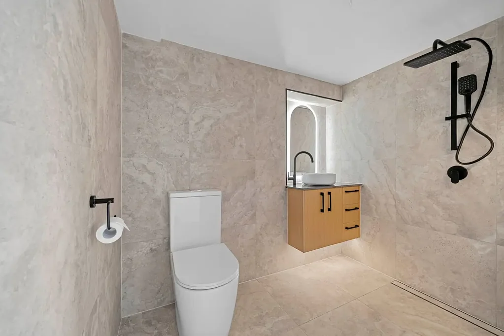 Ormiston 4कमरा Bayside Entertainer with Dual Living Potential in Prime Ormiston Location.