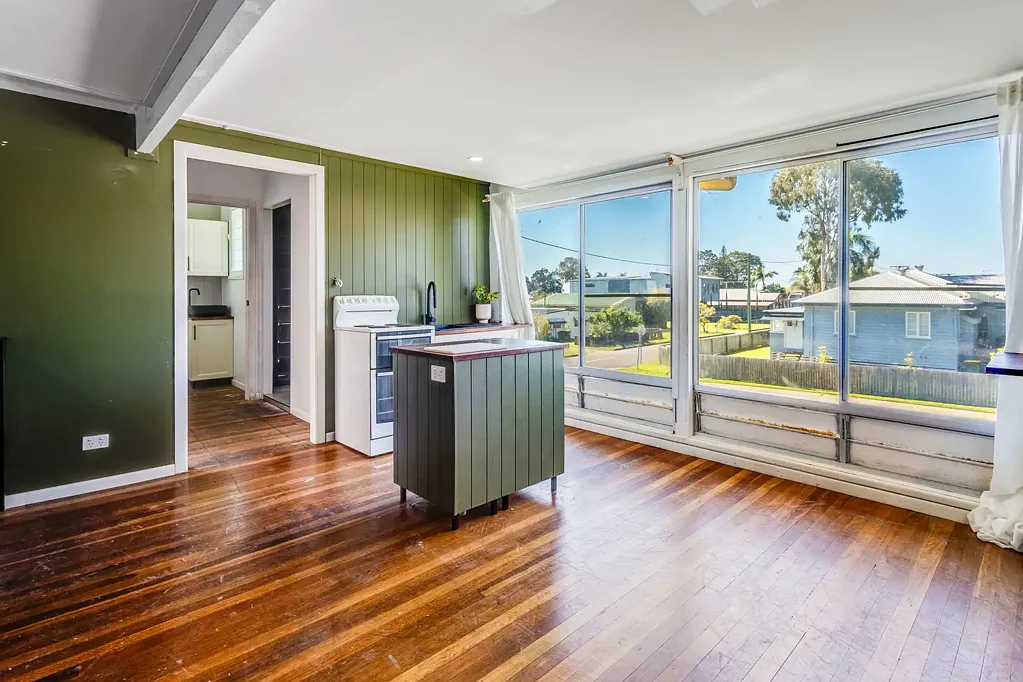 Coastal Living / walking distance to the Bay – Renovated & Ready to Move In!
