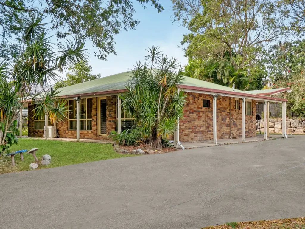 North Ipswich 3 Slaapkamer Solid Brick Home on 1190m² in sought after suburb of North Ipswich