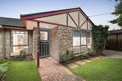 Eltham 3房 Kookaburra Cottage - 步行可达 Eltham 区域的私密家庭生活 Kookaburra Cottage - Private Family Living in a Walkable Eltham Setting