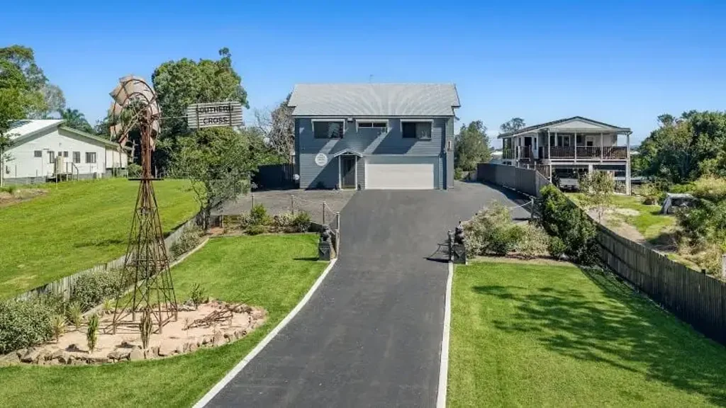 Caboolture 3બેડરૂમ EXECUTIVE PARKSIDE MASTERPIECE