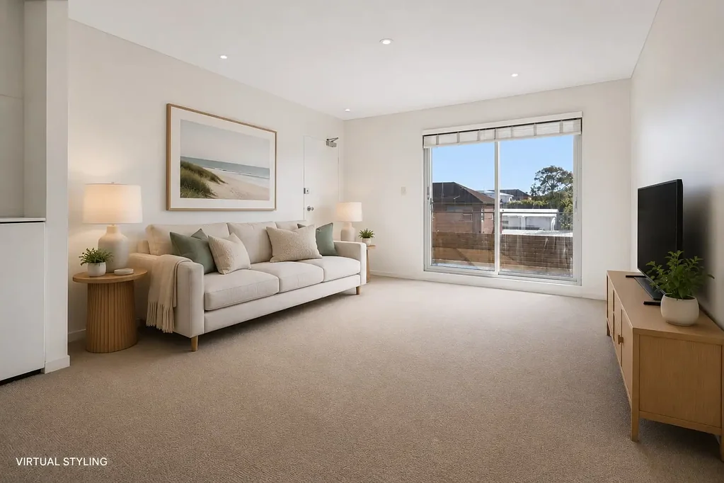 Sunlit top floor living in the heart of Freshwater