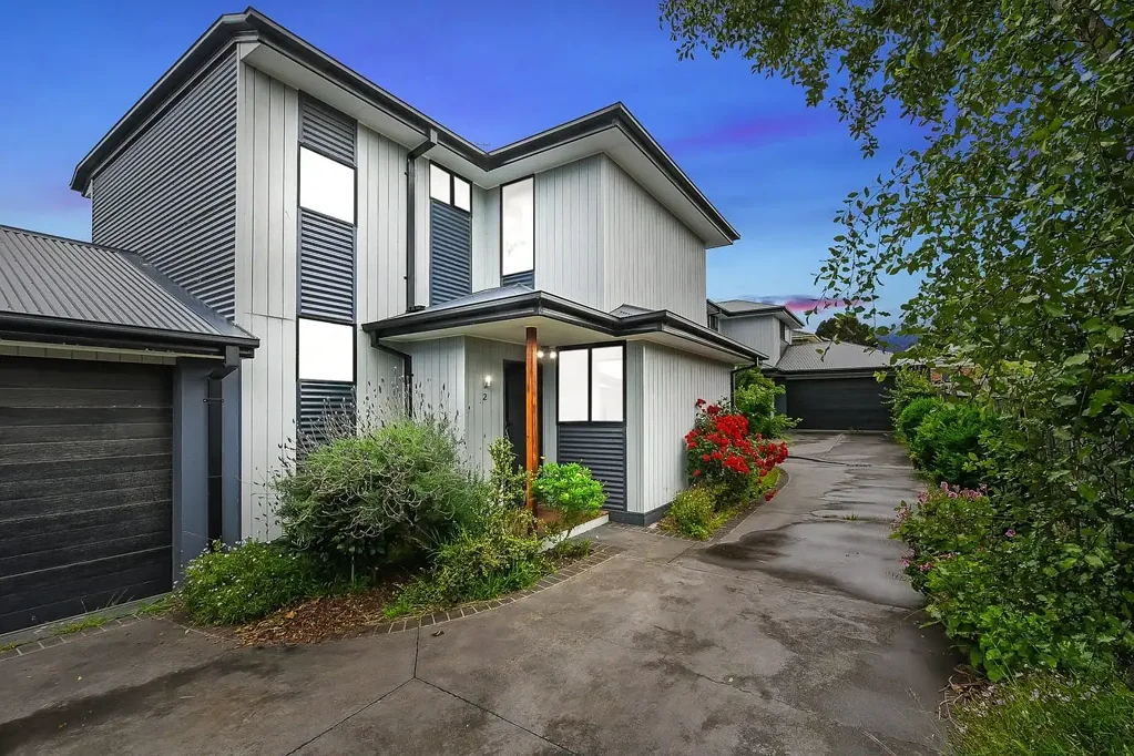 Spacious & Stylish 3-Bedroom Townhouse in Prime Clayton Location
