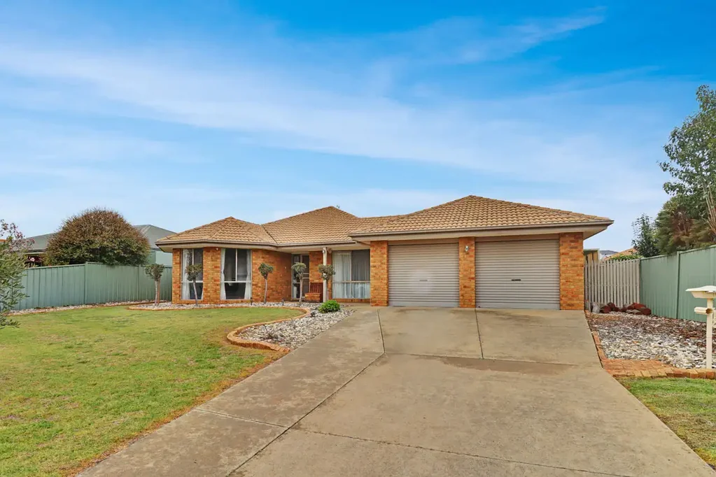 Deniliquin 3 Bedroom Charming Home in Quiet South-East Location