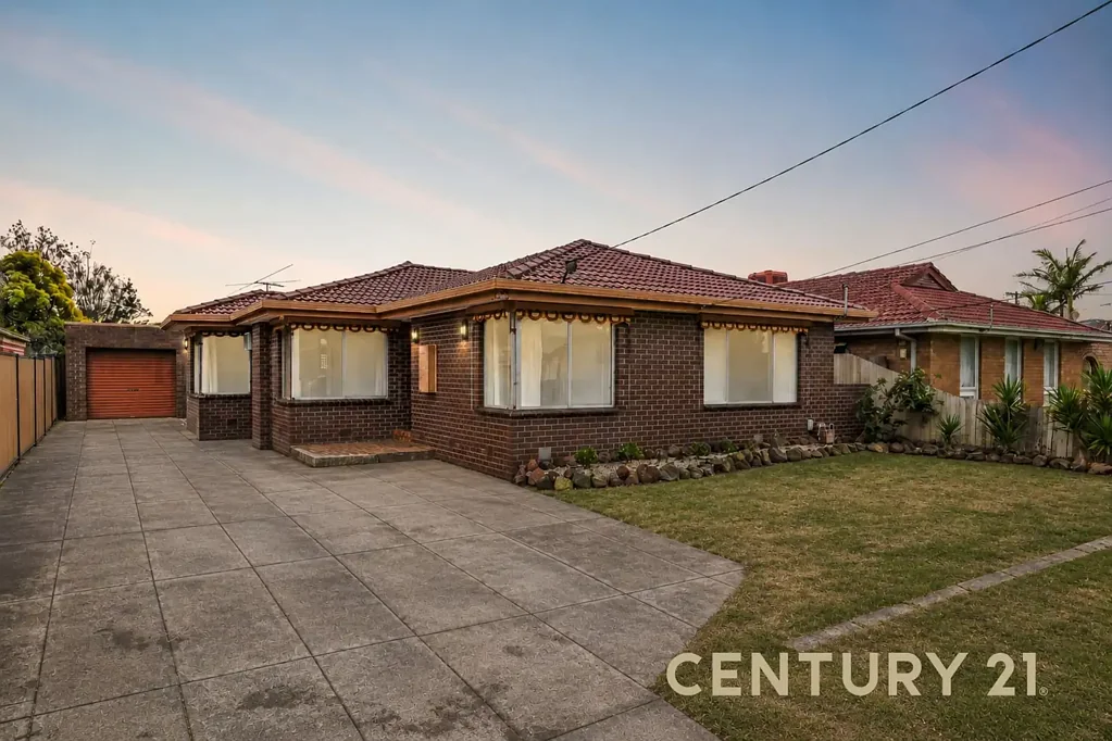 Keysborough 3房 Premium Keysborough位置 平坦高可用地块 步行至购物中心 优质住宅环绕 结构坚固可全面翻新 宽敞生活区 原始木地板 pergola娱乐区 遥控双车库 READY FOR RENOVATION