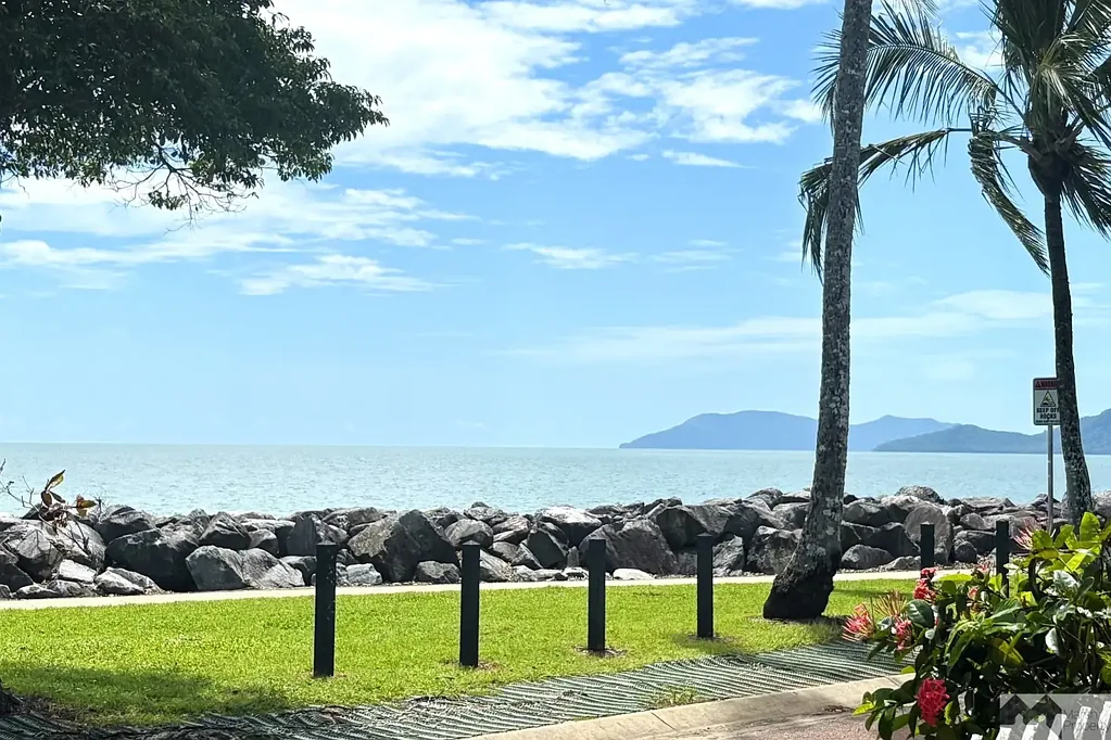 Machans Beach 3房  WATERFRONT COTTAGE WITH FULLY SELF CONTAINED GRANNY FLAT