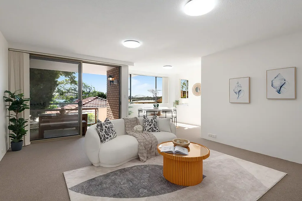 Drummoyne 2房 Drummoyne绝佳地址 东北向珍贵景观 阳光充裕起居区 壮观海港桥景 全新装修厨房 明亮卧室阳台 便利步行生活 地下车库泳池 Light-Filled Apartment with Harbour Bridge and City Skyline Views