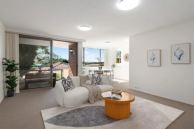 Drummoyne 2房 Drummoyne绝佳地址 东北向珍贵景观 阳光充裕起居区 壮观海港桥景 全新装修厨房 明亮卧室阳台 便利步行生活 地下车库泳池 Light-Filled Apartment with Harbour Bridge and City Skyline Views