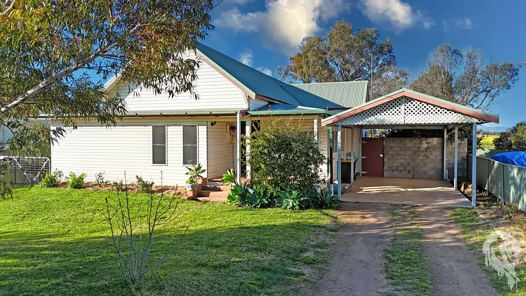 Narrabri 4ਬੈੱਡਰੂਮ COMFORTABLE FAMILY HOME WITH RURAL BACKDROP READY TO MAKE YOUR OWN