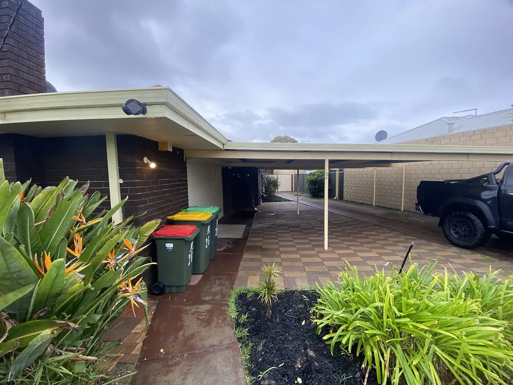 LARGE FAMILY HOME - NEW PAINT / FLOORING-CARPETS