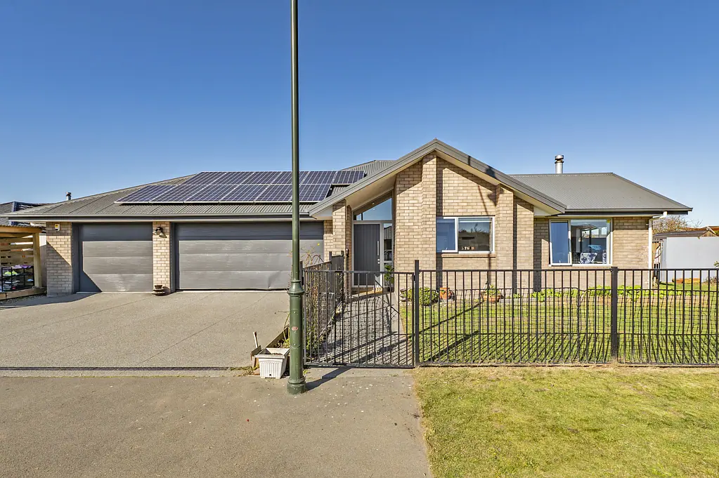 Leeston 4房  Family Living with Triple-Car Garaging