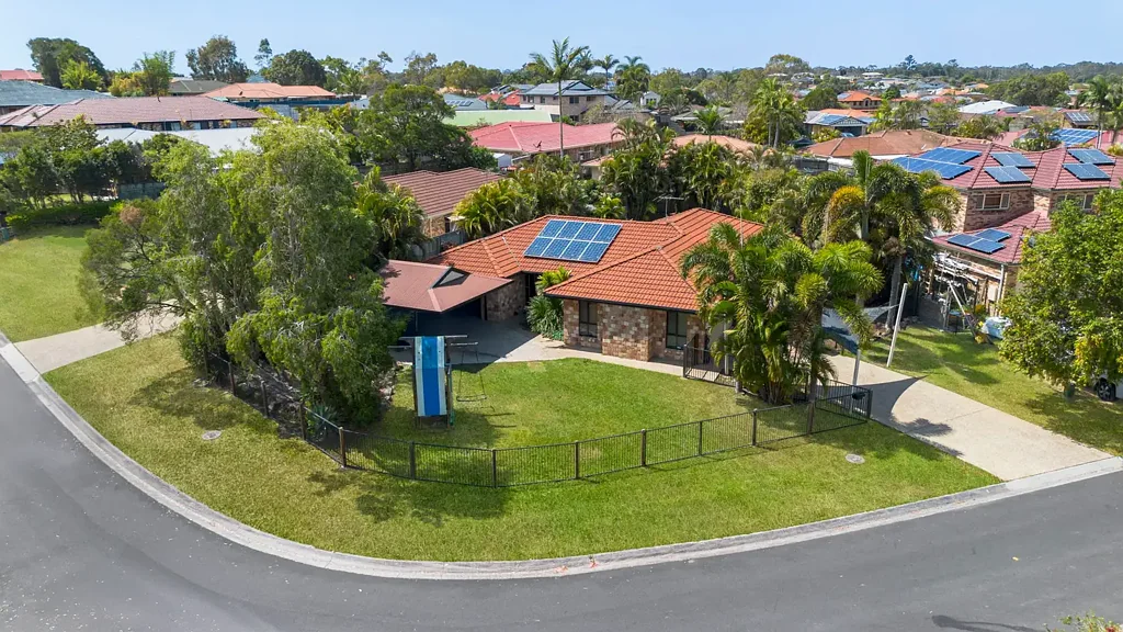 Murrumba Downs 5ห้องนอน Spacious Family Entertainer with Pool - Tenanted until 2026 - Prime Investment Opportunity