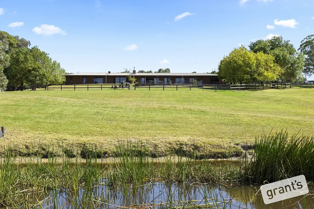Narre Warren East 5Phòng ngủ 10 Acres with Fully Renovated Homestead