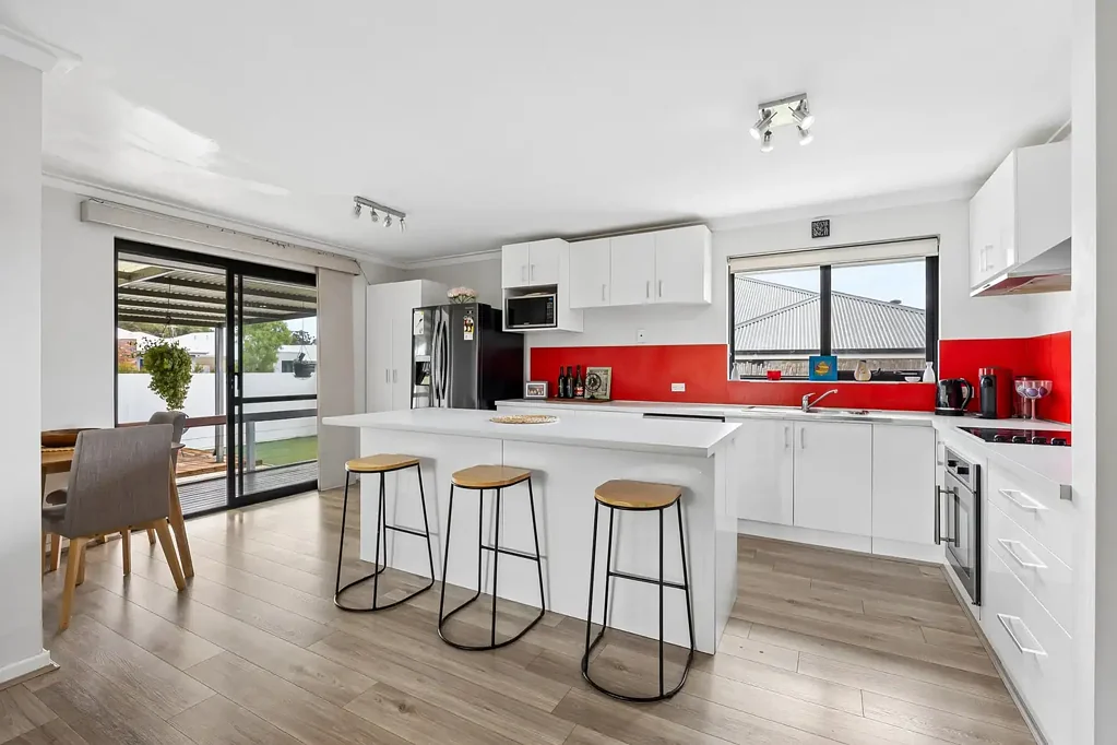 Greenwood 3Kwarto PERFECTLY POSITIONED THREE-BEDDER WITH EXPANSIVE OUTDOOR LIVING