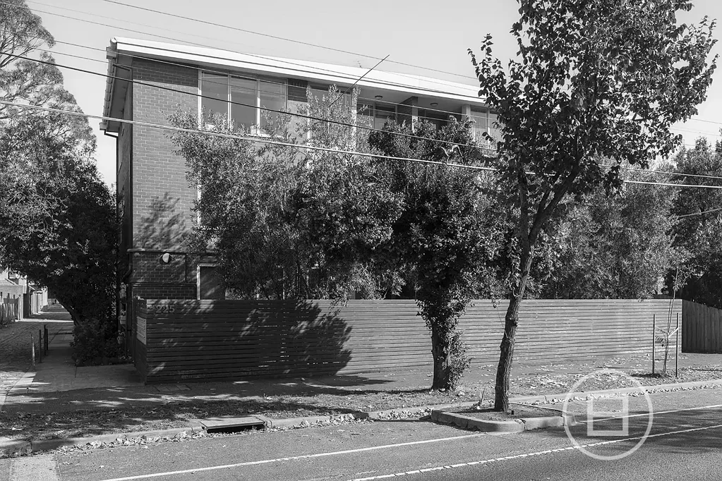 St Kilda West 2房 Albert Park湖景 对面 海滩步行可达 Bosch厨电 充足储物 全年舒适 双卧带柜 主卧空调 专属车位 终极海湾生活 Expressions of Interest closing Tuesday 2nd June at 1pm (unless sold prior)