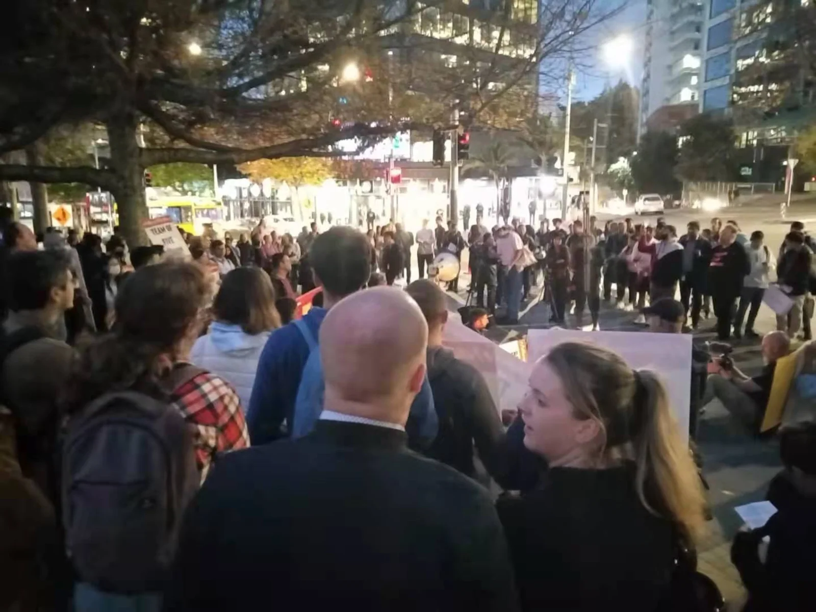 移民门槛太高！这些人不干了！刚刚！奥克兰CBD爆发抗议集会！背后的真相很心酸！