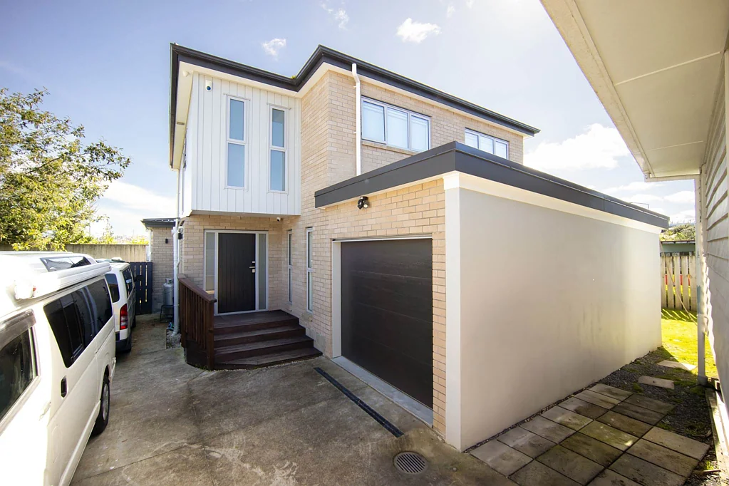 Massey 5Moenga Newly built family home by the builder