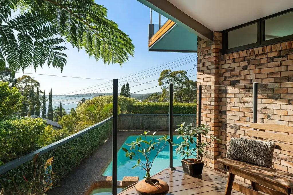 Lilli Pilli 4房 半岛高地家园 Port Hacking壮景 宽敞起居区 露台泳池花园 精美厨房 主卧套间 私密环境 酒窖添魅力 步行生活圈 Timeless Family Haven with Port Hacking Views