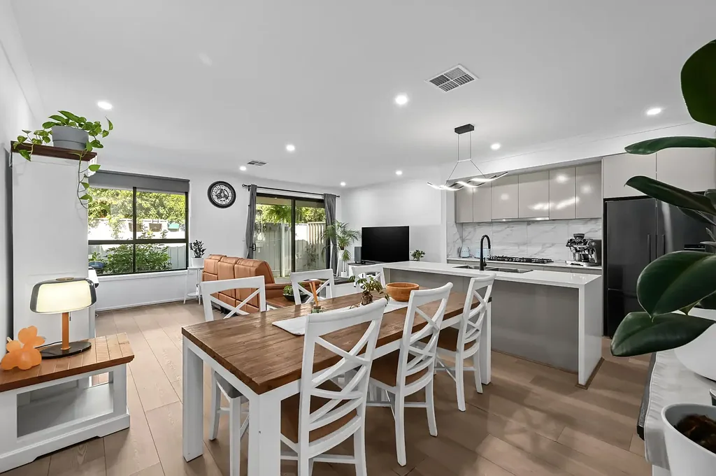 Royal Park 3Kwarto Contemporary Living with a Courtyard Made for Entertaining