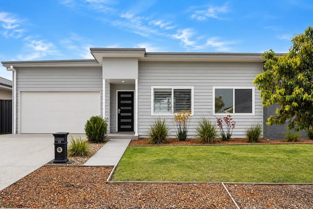 Sussex Inlet 3Moenga Modern Golf Village Living...