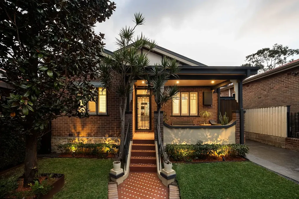 Enfield 4غرفة نوم Architecturally Reimagined Family Luxury Showcases the Best of Both Worlds