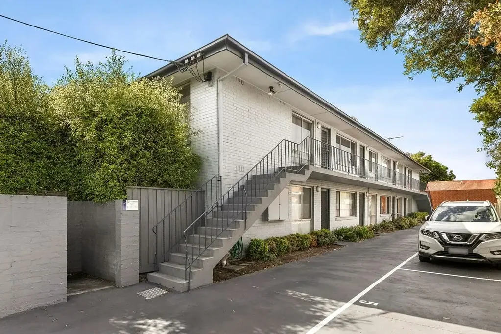 Essendon 1 Bedroom Ground Floor Living with a Huge Private Courtyard