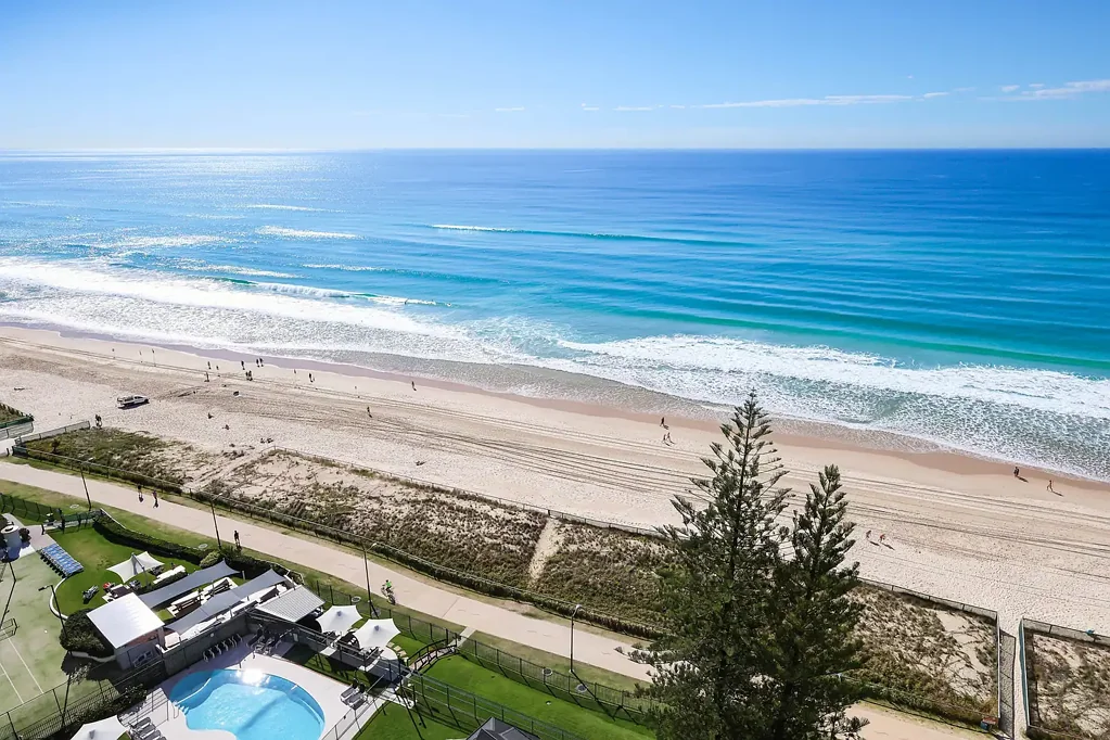 Surfers Paradise 3房  Full-Floor Absolute Beachfront Sky Home with Sweeping 
Ocean-to-Hinterland Views