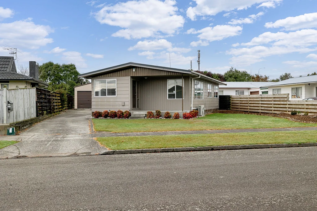 Cloverlea 4房  Auction Action!!!