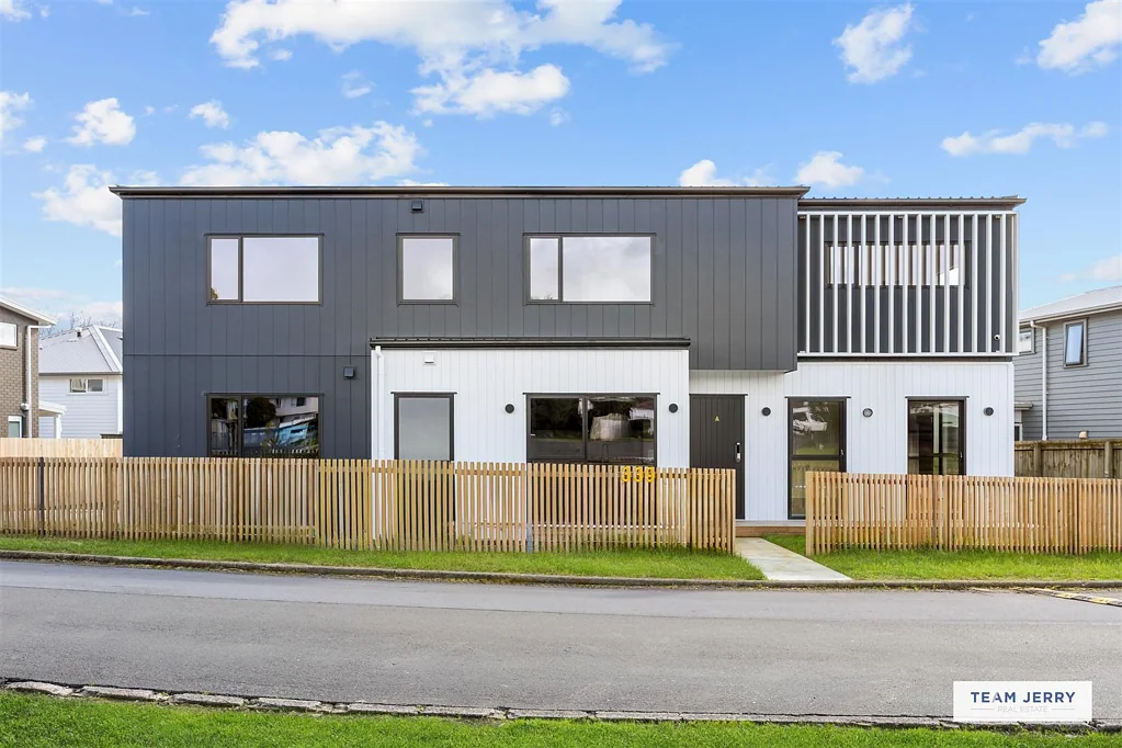 Bucklands Beach 4房  Spacious, Corner Site, Macleans Zone