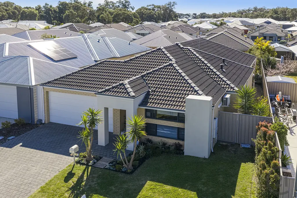 Meadow Springs 4房  Modern Family Living in the Prestigious Golf Course Precinct