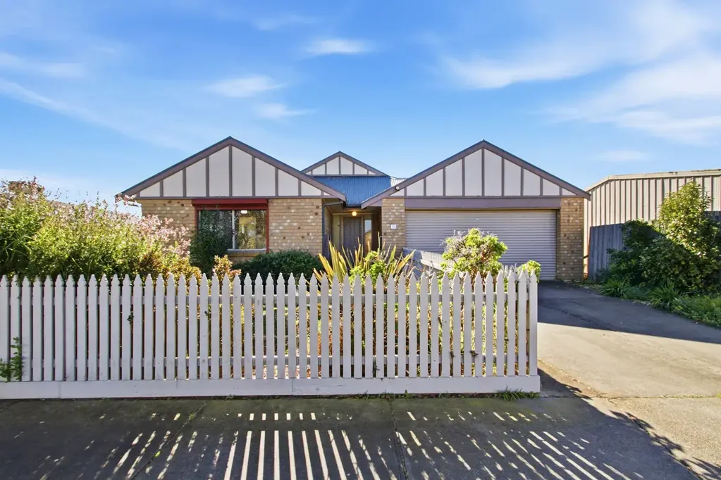 Sale 4 Slaapkamer Spacious Family Living or Smart Investment in Sought-After East Sale